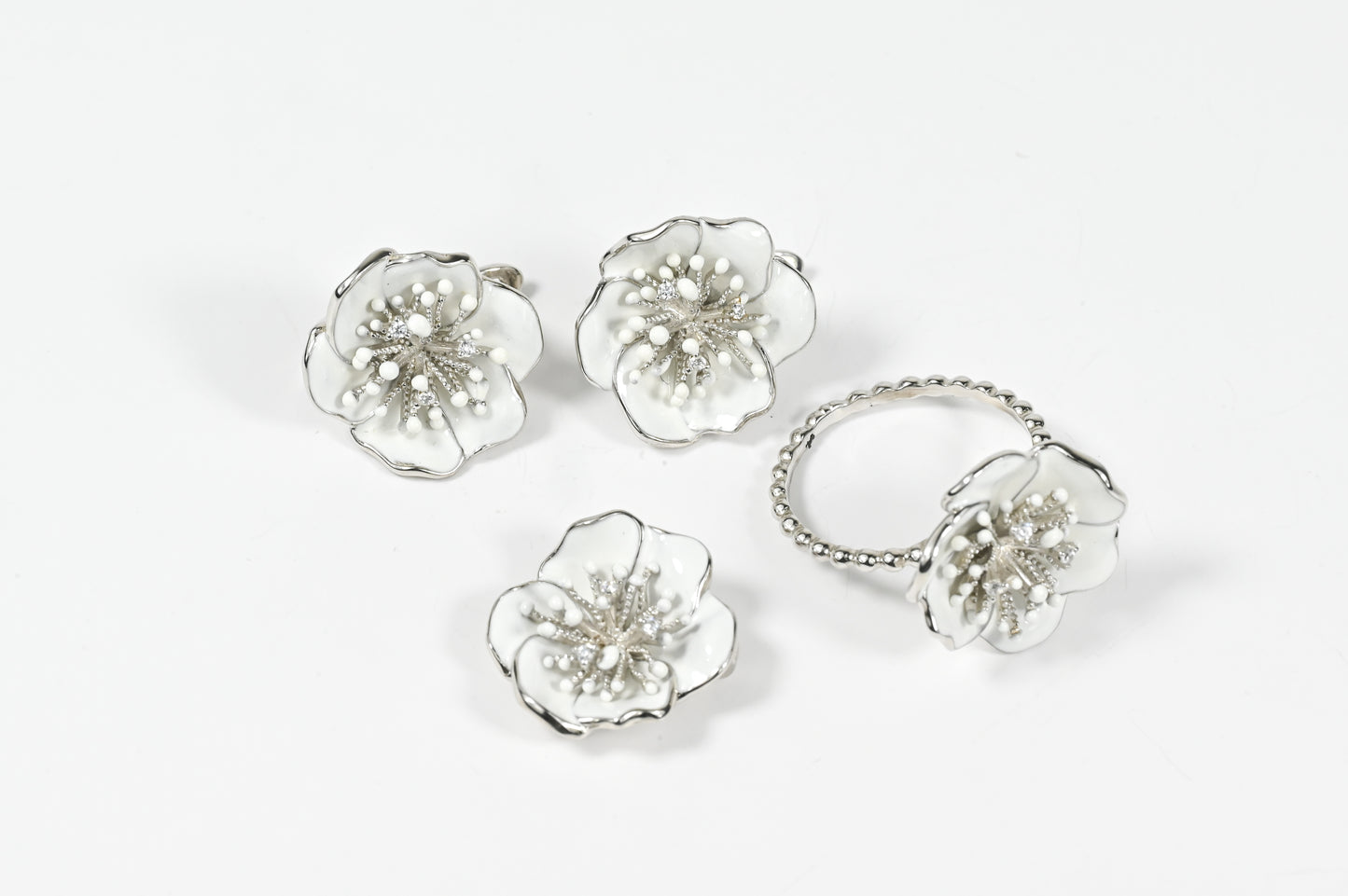 White Flowers Jewelry Set