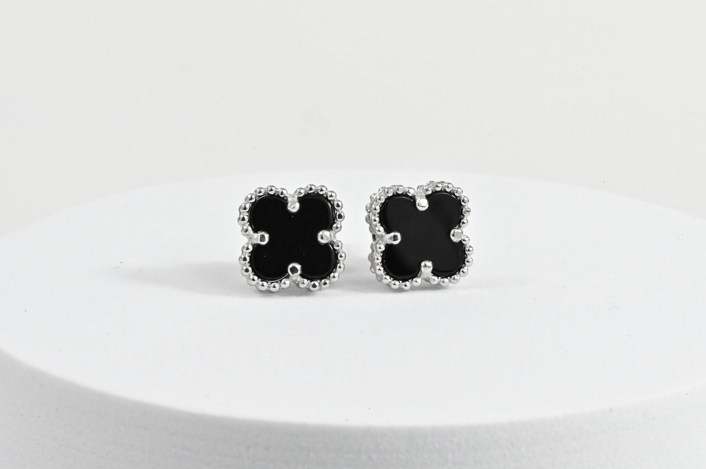 Stud Earrings small clover Onyx