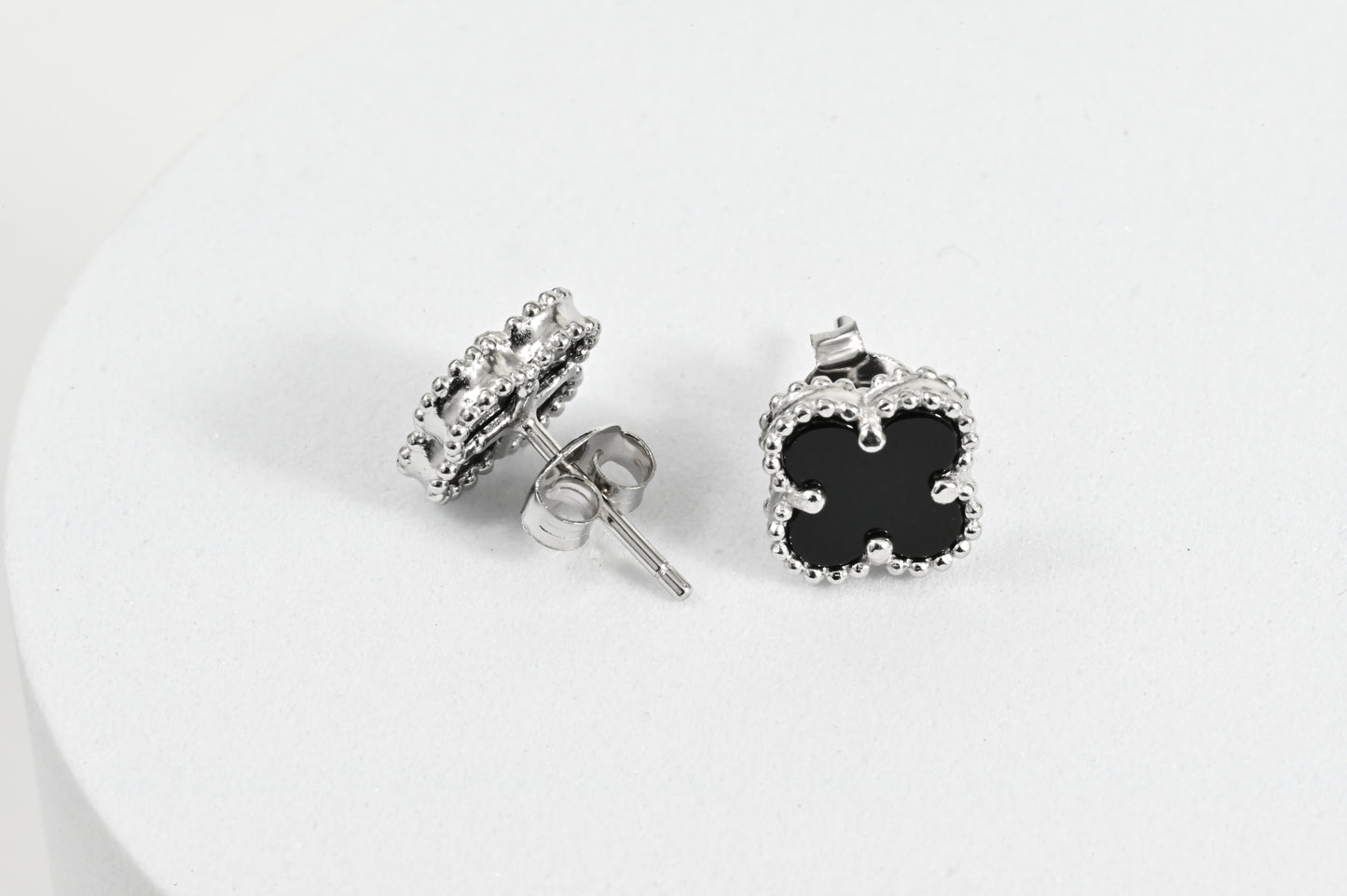 Stud Earrings small clover Onyx