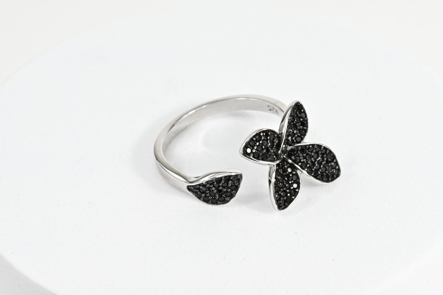 Set Black Flowers (Ring,Earrings,Pendant)