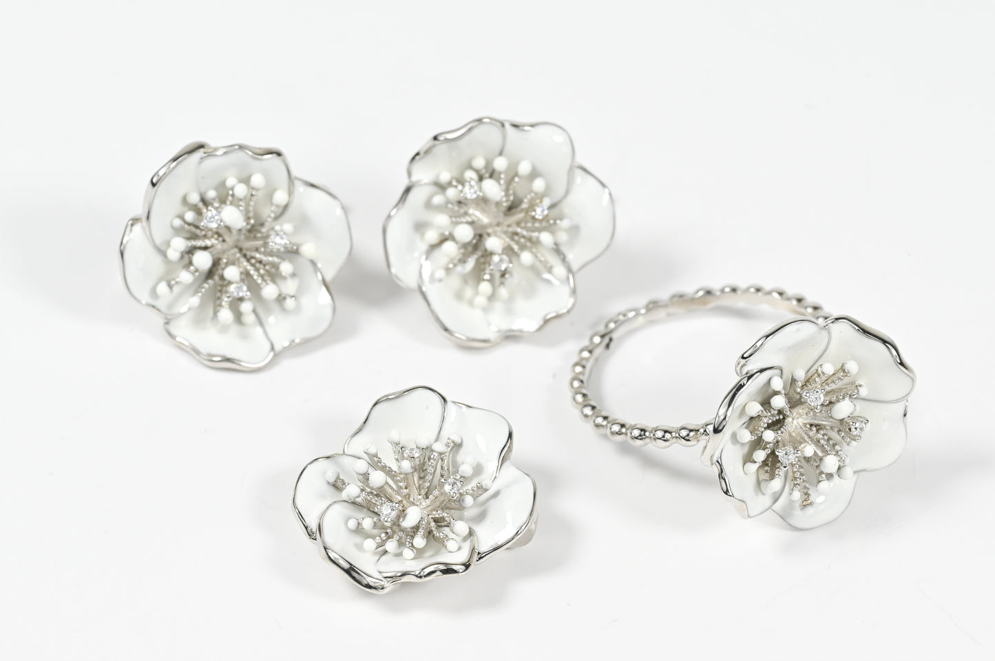 White Flowers Jewelry Set