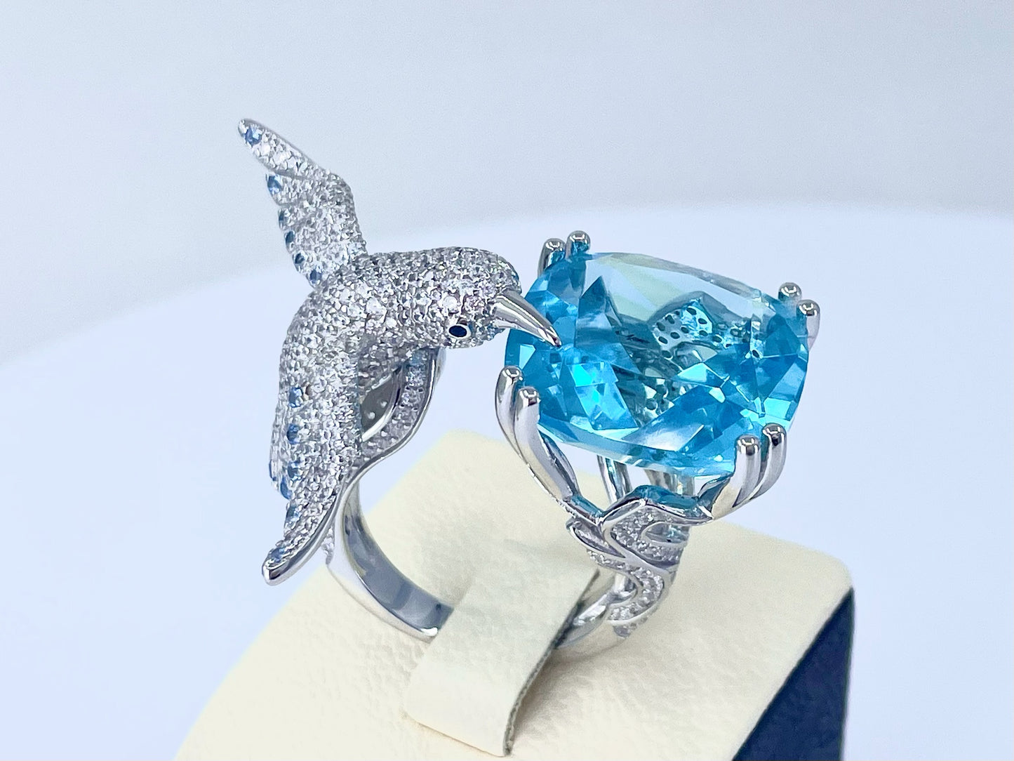 Yellow/Blue Bird Drinking From a Pond Chunky Ring