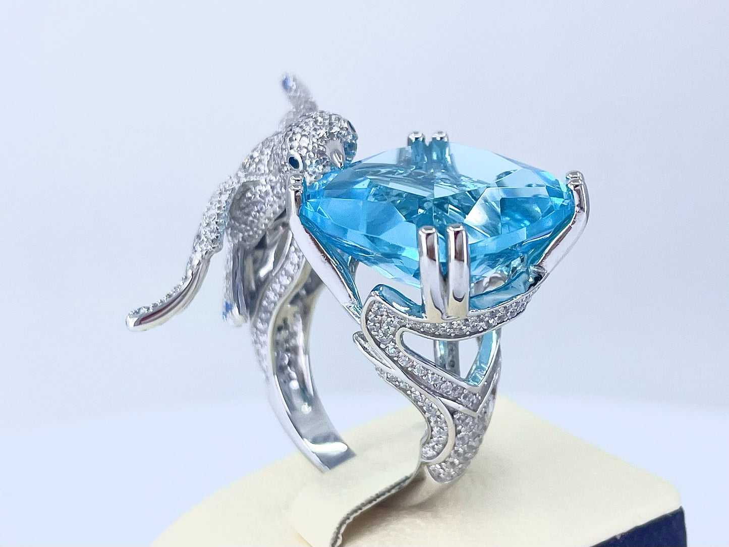 Yellow/Blue Bird Drinking From a Pond Chunky Ring