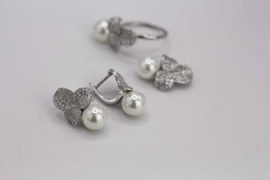 Pearl jewelry set with petals