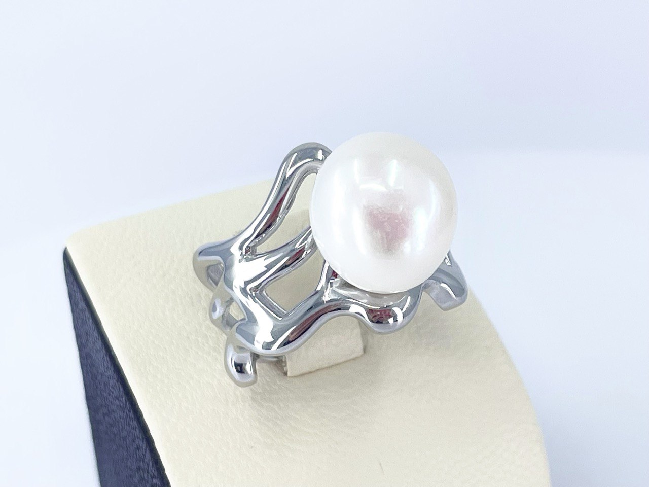 Mother of Pearl Wave Ring Size 8